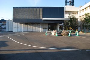 ようやく中庭の植栽も入り始めました