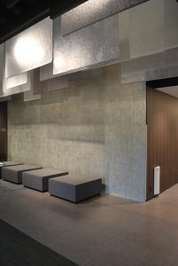 既存吹抜に設けたスクリーン