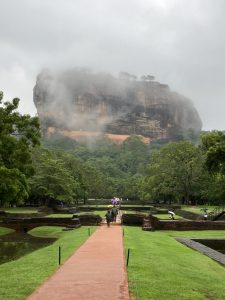 雨のシギヤロック:頂上に王宮跡がある