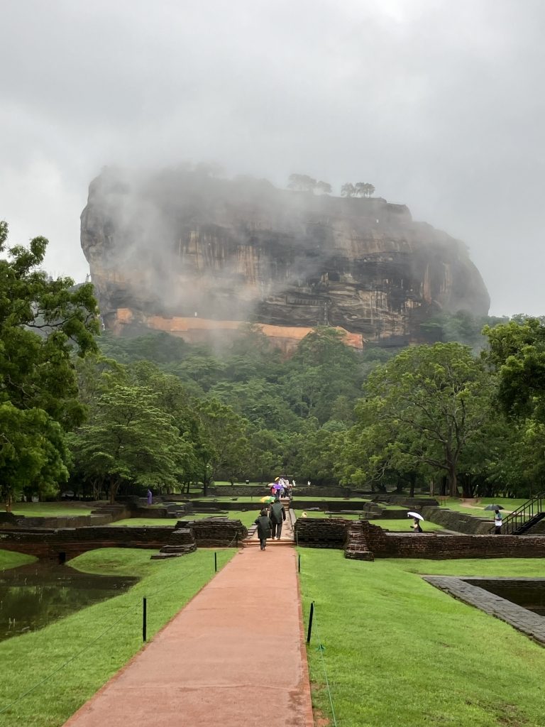雨のシギヤロック:頂上に王宮跡がある